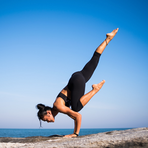 sports-medicine-woman-stretching